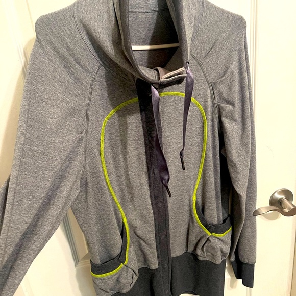 Lululemon jacket, with snap buttons - Picture 4 of 9